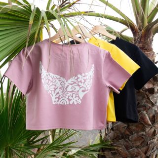 U nás léto zdaleka nekončí 🏜 Právě jsme došili nové crop topy a šaty z Oeko-tex bavlny. Ušité v Čechách, potisk...